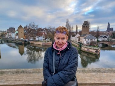 Ortaçağ köprüsündeki olgun kadın portresi Ponts Couverts ve Vauban barajı. Strasbourg, Fransa