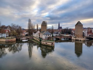 Strasbourg 'da. Köprüler ve kuleler 13. yüzyılda inşa edildi. Vauban barajının manzarası. Strasbourg, Fransa