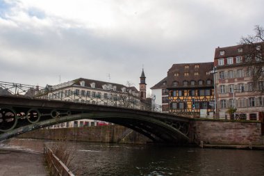 STRASBOURG, FRANCE - 6 HAZİRAN 2024: Ile nehrinin setindeki köprüler ve eski binalar