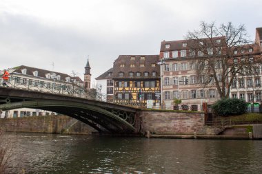 STRASBOURG, FRANCE - 6 HAZİRAN 2024: Ile nehrinin setindeki köprüler ve eski binalar