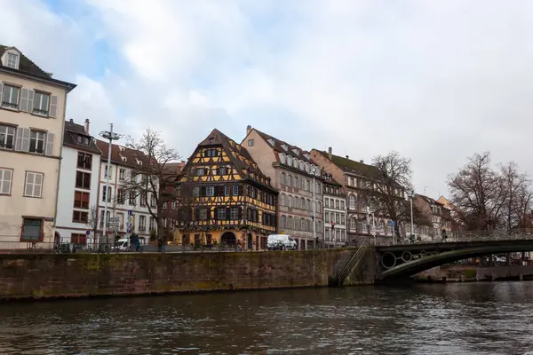 STRASBOURG, FRANCE - 6 HAZİRAN 2024: Ile nehrinin setindeki köprüler ve eski binalar