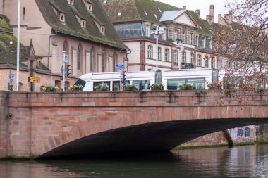 STRASBOURG, FRANCE - 6 HAZİRAN 2024: Ile nehrinin setindeki köprüler ve eski binalar