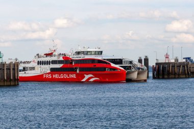 CUXHAVEN, GERMANY - 15 Ağustos 2024: Kıbrıs bayrağını dalgalandıran HALUNDER JET, Cuxhaven limanına girer