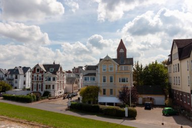 CUXHAVEN, GERMANY - 15 Ağustos 2024: Cuxhaven 'daki Kuzey Denizi kıyısındaki oteller ve konut binaları