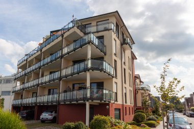 CUXHAVEN, GERMANY - 15 Ağustos 2024: Cuxhaven 'daki Kuzey Denizi kıyısındaki oteller ve konut binaları