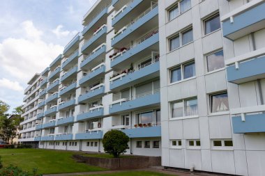 CUXHAVEN, GERMANY - 15 Ağustos 2024: Cuxhaven 'daki Kuzey Denizi kıyısındaki oteller ve konut binaları