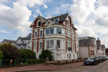 CUXHAVEN, GERMANY - 15 Ağustos 2024: Cuxhaven 'daki Kuzey Denizi kıyısındaki oteller ve konut binaları