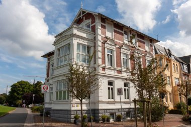 CUXHAVEN, GERMANY - 15 Ağustos 2024: Cuxhaven 'daki Kuzey Denizi kıyısındaki oteller ve konut binaları