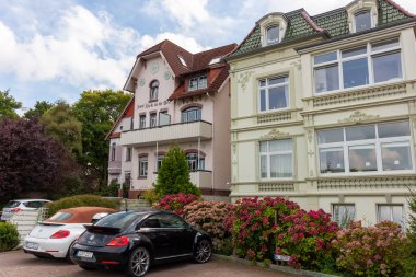 CUXHAVEN, GERMANY - 15 Ağustos 2024: Cuxhaven 'daki Kuzey Denizi kıyısındaki oteller ve konut binaları