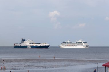CUXHAVEN, ALMANY - 15 AĞUSTOS 2024: Kuzey Denizi 'ndeki Cuxhaven' daki Grimmershorner Körfezi. Deniz alçak sularda.