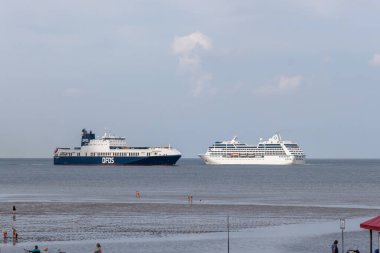CUXHAVEN, ALMANY - 15 AĞUSTOS 2024: Kuzey Denizi 'ndeki Cuxhaven' daki Grimmershorner Körfezi. Deniz alçak sularda.