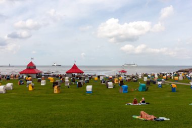 CUXHAVEN, ALMANY - 15 AĞUSTOS 2024: Kuzey Denizi 'ndeki Cuxhaven' daki Grimmershorner Körfezi. Deniz alçak sularda.