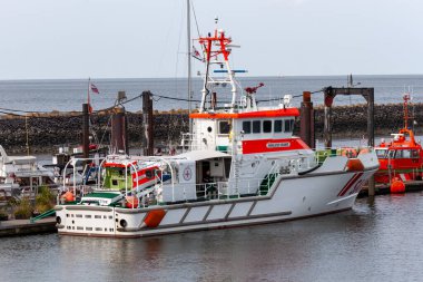 CUXHAVEN, Almanya - 15 Ağustos 2024: Cuxhaven limanında Kurtarma kruvazörü ANNELIESE KRAMER