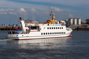 CUXHAVEN, GERMANY - 15 Ağustos 2024: Cassen Cuxhaven limanında turist vapurunu uçuruyor