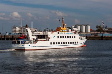 CUXHAVEN, GERMANY - 15 Ağustos 2024: Cassen Cuxhaven limanında turist vapurunu uçuruyor