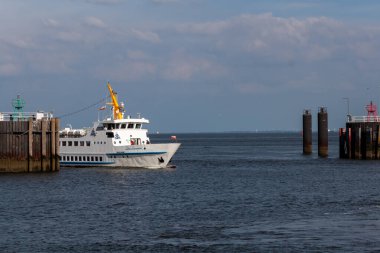 CUXHAVEN, ALMANY - 15 AĞUSTOS 2024: VON CUXHAVEN. 2021 'den itibaren gemi, Cassen Eils nakliye şirketi tarafından Cuxhaven limanında turlar için kullanıldı.