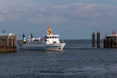 CUXHAVEN, ALMANY - 15 AĞUSTOS 2024: VON CUXHAVEN. 2021 'den itibaren gemi, Cassen Eils nakliye şirketi tarafından Cuxhaven limanında turlar için kullanıldı.