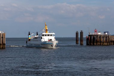 CUXHAVEN, ALMANY - 15 AĞUSTOS 2024: VON CUXHAVEN. 2021 'den itibaren gemi, Cassen Eils nakliye şirketi tarafından Cuxhaven limanında turlar için kullanıldı.