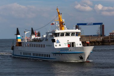 CUXHAVEN, ALMANY - 15 AĞUSTOS 2024: VON CUXHAVEN. 2021 'den itibaren gemi, Cassen Eils nakliye şirketi tarafından Cuxhaven limanında turlar için kullanıldı.