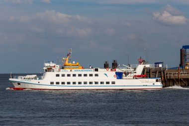 CUXHAVEN, GERMANY - 15 Ağustos 2024: Cassen Cuxhaven limanında turist vapurunu uçuruyor