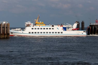 CUXHAVEN, GERMANY - 15 Ağustos 2024: Cassen Cuxhaven limanında turist vapurunu uçuruyor