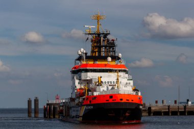 CUXHAVEN, GERMANY - 15 AĞUSTOS 2024: Cuxhaven 'daki Alman Sahil Güvenlik' in Neuwerk su koruma gemisi