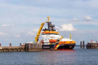 CUXHAVEN, GERMANY - 15 AĞUSTOS 2024: Cuxhaven 'daki Alman Sahil Güvenlik' in Neuwerk su koruma gemisi