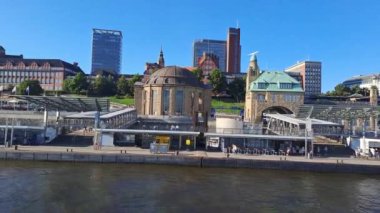 HAMBURG, ALMANY - 15 AĞUSTOS 2024: Hamburg seti. Tekneden görünüm