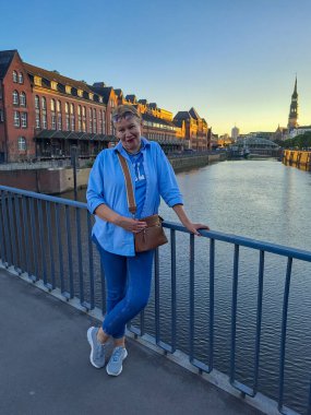 Hamburg seti üzerinde olgun bir kadın. Yaşam tarzı - seyahat