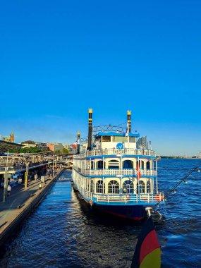 HAMBURG, GERMANY - 12 AĞUSTOS 2024 Hamburg Limanı 'ndaki Louisiana Yıldızı