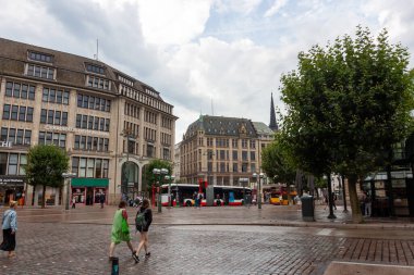 HAMBURG, ALMANY - 14 AĞUSTOS 2024 Hamburg Belediye Binası yakınlarındaki meydanda