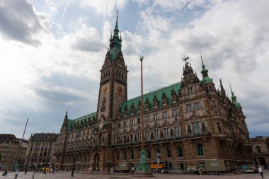 HAMBURG, Almanya - 14 Ağustos 2024: Hamburg Belediye Binası 14 Ağustos 2024