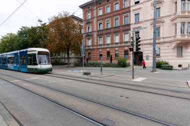 AUGSBURG, ALMANY - 26 AĞUSTOS 2024: Augsburg sokaklarında tramvay