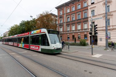 AUGSBURG, ALMANY - 26 AĞUSTOS 2024: Augsburg sokaklarında tramvay