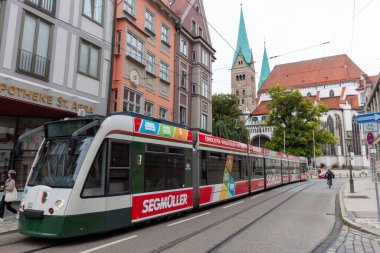 AUGSBURG, ALMANY - 26 AĞUSTOS 2024: Augsburg sokaklarında tramvay