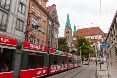 AUGSBURG, ALMANY - 26 AĞUSTOS 2024: Augsburg sokaklarında tramvay