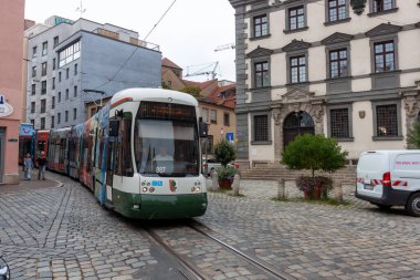 AUGSBURG, ALMANY - 26 AĞUSTOS 2024: Augsburg sokaklarında tramvay