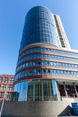 HAMBURG, ALMANY - 12 AĞUSTOS 2024: Hamburg 'daki Kolomb Haus. Modern ofis binası