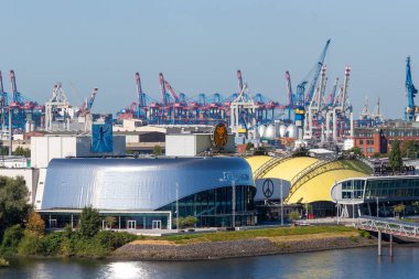 HAMBURG, Almanya - 12 AĞUSTOS 2024 Hamburg Liman Tiyatrosu ve Elbe Tiyatrosu