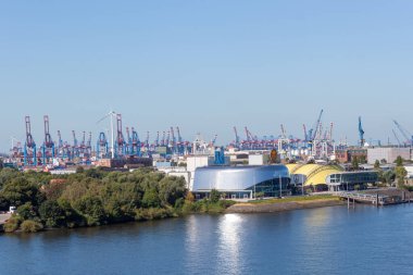 HAMBURG, Almanya - 12 AĞUSTOS 2024 Hamburg Liman Tiyatrosu ve Elbe Tiyatrosu