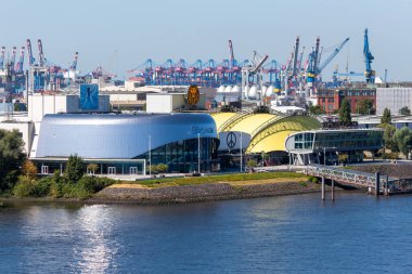 HAMBURG, Almanya - 12 AĞUSTOS 2024 Hamburg Liman Tiyatrosu ve Elbe Tiyatrosu