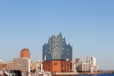 HAMBURG, GERMANY - 12 AĞUSTOS 2024: Herzog ve De Meuron tarafından tasarlanan Elbphilharmonie konser salonu