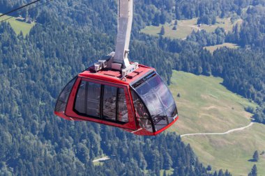 LUCERNE, SWitness ZERLAND - 14 Temmuz 2024: Dağlarda yaz. Pilatus 'un tepesine giden kablo araba.