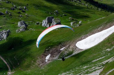 LUCERNE, SWitness ZERLAND - 14 Temmuz 2024: Dağlarda yaz. Pilatus 'un tepesinde paragliding