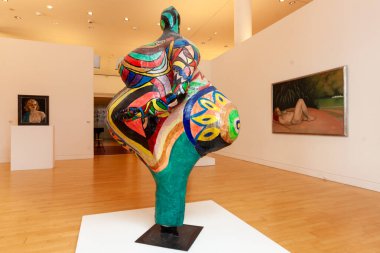 STRASBOURG, FRANCE - 21 Eylül 2024: Elizabeth, Nana, by Niki de Saint Phalle, Strasbourg Modern ve Çağdaş Sanat Müzesi