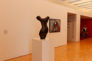 STRASBOURG, FRANCE - 21 Eylül 2024: Strazburg 'daki Modern ve Çağdaş Sanat Müzesi' nde Jean ARP tarafından Pireneler Gövdesi