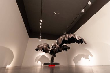 STRASBOURG, FRANCE - SEPTEMBER 21, 2024: Arka Işık (Muz Ağacı) Sebastian GOUJU, Limousin 'deki Saint-Junien' in deri endüstrisinin ustalarının yardımıyla deri kırıntılarından yapılmıştır.