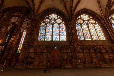 STRASBOURG, FRANCE - 21 Eylül 2024: Strasbourg 'un ünlü katedralinin içi, boyalı cam, parça