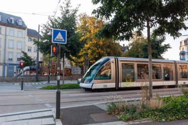 STRASBOURG, FRANCE - 21 Eylül 2024: Strasbourg sokaklarında tramvay