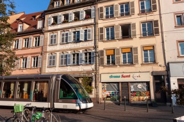 STRASBOURG, FRANCE - 21 Eylül 2024: Strasbourg sokaklarında tramvay